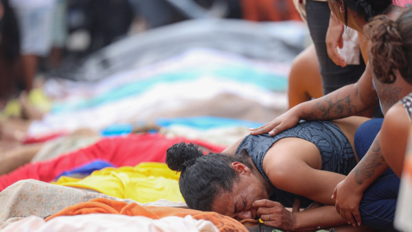 Dezenas de corpos são trazidos por moradores para a Praça São Lucas, na Penha, zona norte do Rio de Janeiro. Operação Contenção.