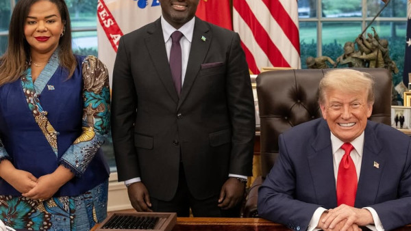 Trump com os ministros dos Negócios Estrangeiros do Ruanda e do Congo.