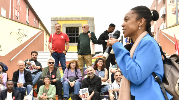 Anabela Rodrigues com apoiantes na Amadora