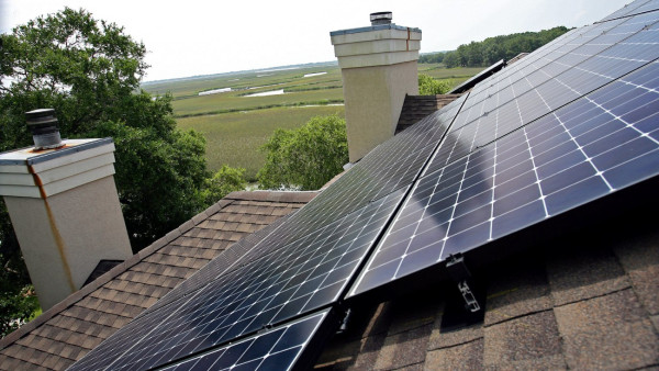 casa com painéis solares