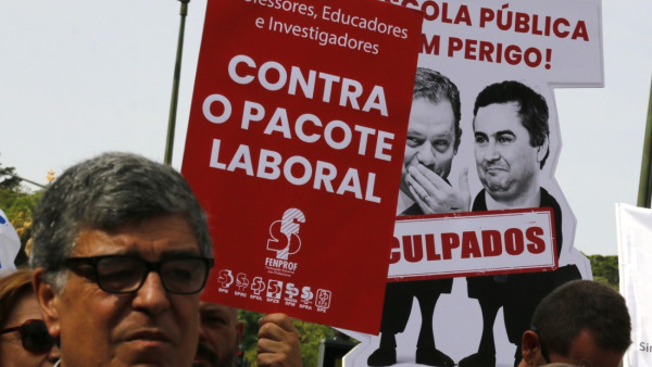 Professores em manfestação contra o pacote laboral