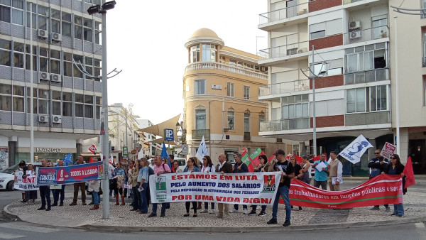 Manifestação da CGTP em Faro à frente da CCDR.