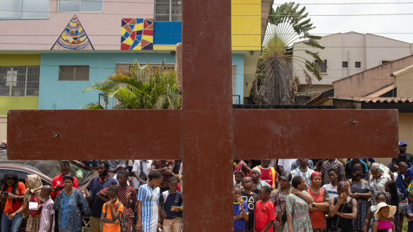 Cristãos numa cerimónia comemorativa da sexta-feira santa em Lagos, Nigéria.
