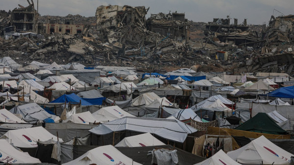 Tendas de palestinianos deslocados internamente ao lado das ruínas de edifícios destruídos  no bairro de Al Zaitun, na zona leste da cidade de Gaza, na Faixa de Gaza.