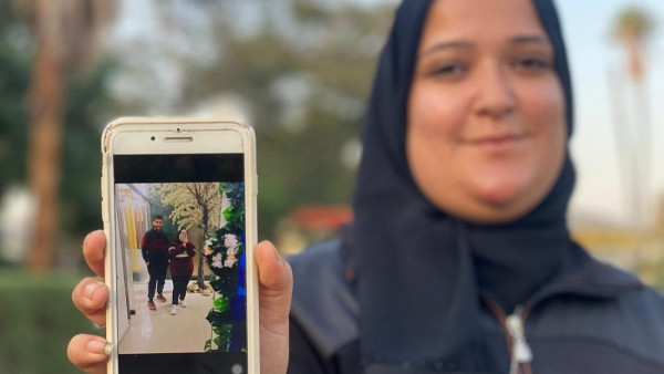 Laila Al-Helu segura uma foto dela e do seu irmão Shawqi.