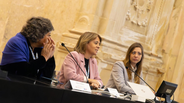 Ana Gomes, Catarina Martins e Joana Ricarte na conferência da OppAttune na Universidade de Coimbra