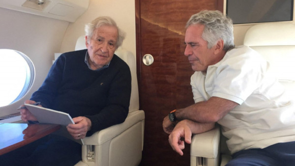 Noam Chomsky ao lado de Jeffrey Epstein num avião privado.