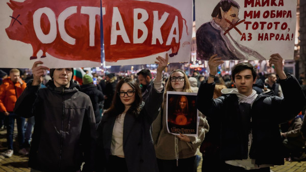 "Demissão", lê-se no cartaz na manifestação a 10 de dezembro de 2025 em Sofia, Bulgária