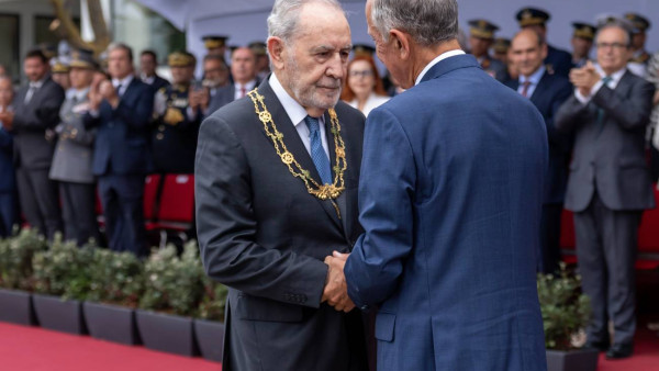 Ramalho Eanes condecorado por Marcelo Rebelo de Sousa no 10 de Junho de 2025. 