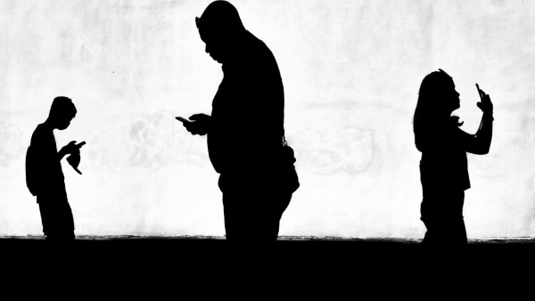 silhuetas de pessoas a olhar para telemóveis