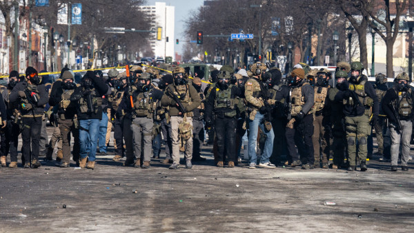 Agentes do ICE e da Patrulha de Fronteira na Nicollet Avenue, Minneapolis, em 24 de janeiro de 2026, após a morte de Alex Pretti. 