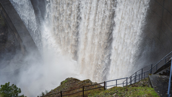 Descarga de barragem