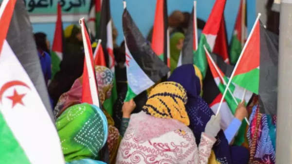 Mulheres com bandeiras da RASD