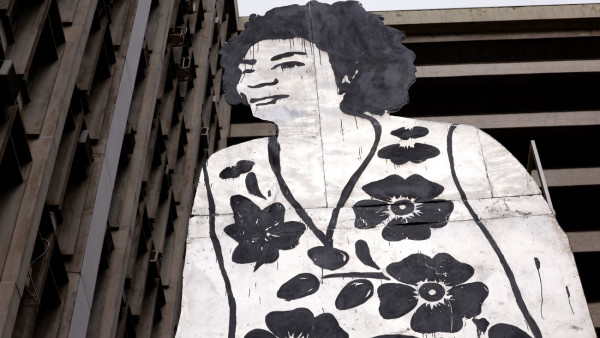 Escultura “Marielle Franco – Corte Seco”, do artista contemporâneo Paulo Nazareth.