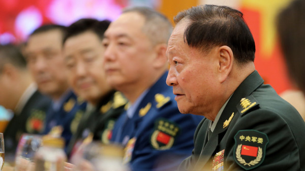 Zhang Youxia fala durante uma reunião com o ministro da Defesa vietnamita