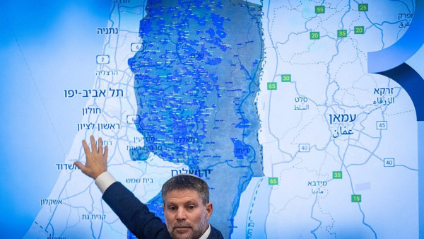 O ministro das Finanças, Bezalel Smotrich, realiza uma conferência de imprensa com líderes colonos israelitas, no Ministério das Finanças, em Jerusalém, a 3 de setembro de 2025