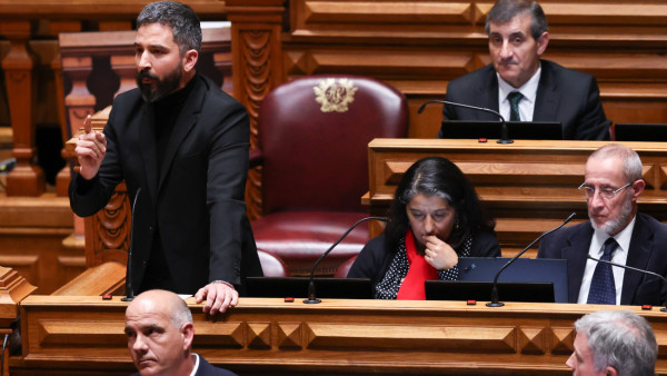 Fabian Figueiredo esta quinta-feira no Parlamento