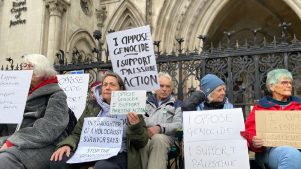 Apoiantes do Palestine Action à porta do tribunal.