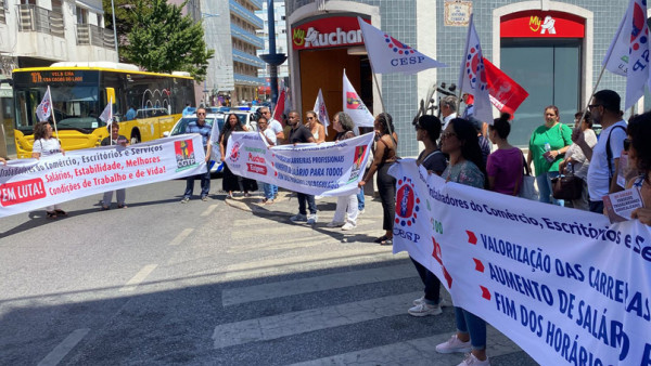 Concentração solidária com trabalhadores do My Auchan na Amadora. 