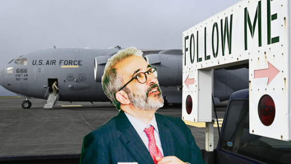 Rangel com avião na base das Lajes em fundo