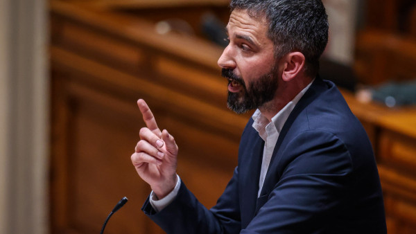 Fabian Figueiredo esta quarta-feira no Parlamento