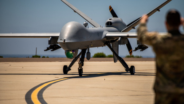Aterragem do avião não-tripulado MQ-9 Reaper