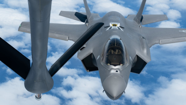 Caça F-35 a ser reabastecido em pleno voo.