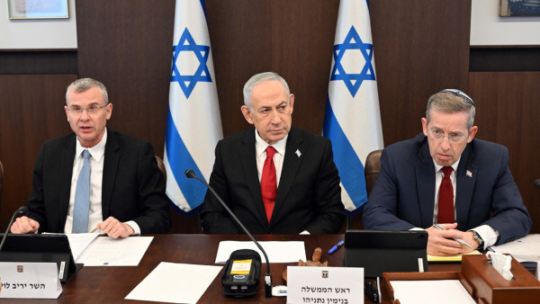 Netanyahu com o vice-PM e ministro da Justiça Yariv Levin e o secretário do Governo Yossi Fuchs,