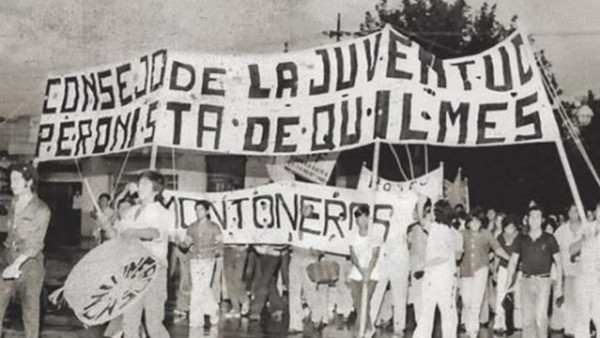 Jovens peronistas durante uma manifestação.