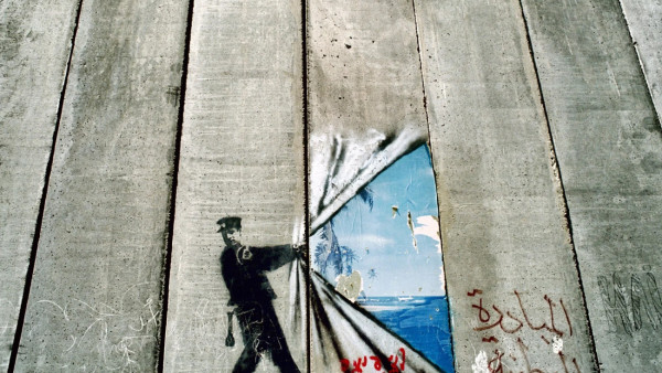Na Cisjordânia, Banksy fez arte urbana no muro que separa palestinianos e israelitas.