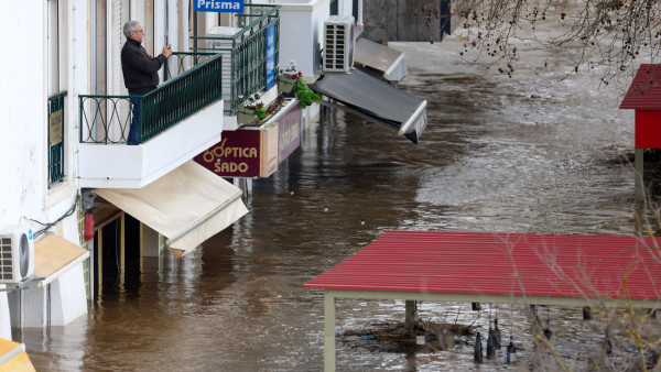 Um morador tira uma fotografia da zona ribeirinha do Rio Sado que inundou em fevereiro devido ao mau tempo, em Alcácer do Sal, 