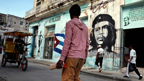 Transeuntes em rua de Havana
