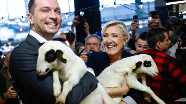 Jordan Bardella e Marine Le Pen com carneiros ao colo na Feira da Agricultura em Paris
