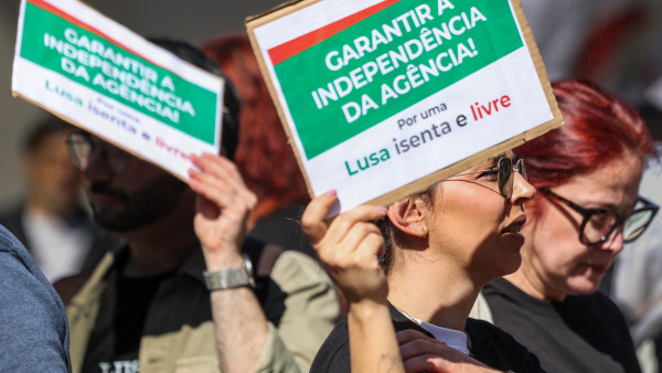 Cartazes na manifestação da Lusa