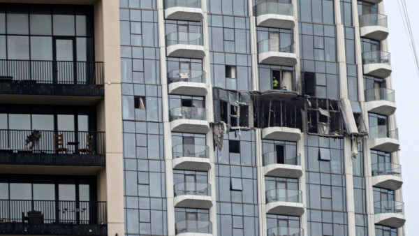 Vista da parte danificada da Torre Dubai Creek Harbour após ter sido atingida por um ataque com drones iranianos no Dubai, Emirados Árabes Unidos,