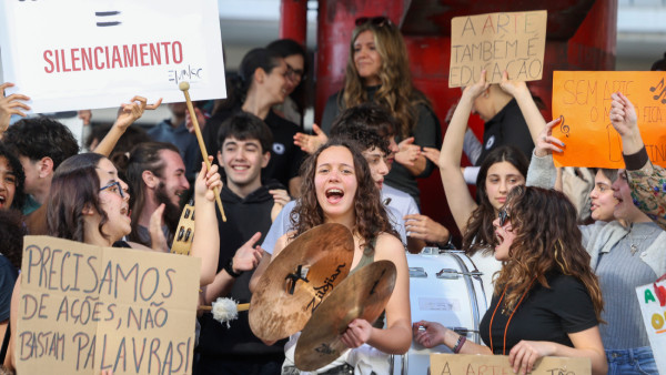 Concentração do ensino artístico em frente ao Ministério da Educação.