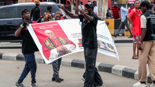 Manifestantes em Lusnda