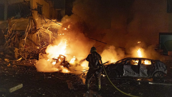 Forças de resgate israelitas no local onde um míssil balístico iraniano atingiu uma área residencial no centro de Telavive, em 28 de fevereiro de 2026.