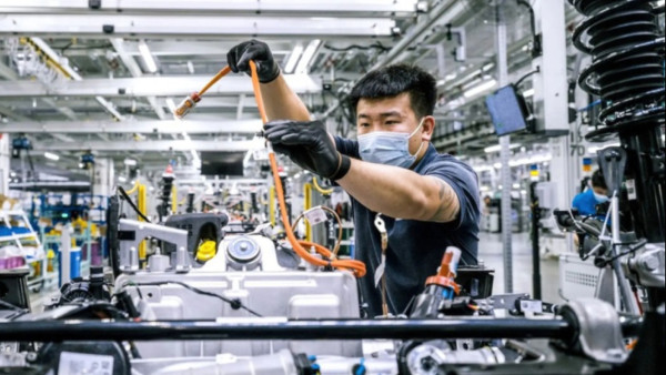 Trabalhador numa fábrica automóvel da BYD