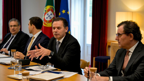 Luís Montenegro numa das reuniões com os partidos para discutir o PTRR