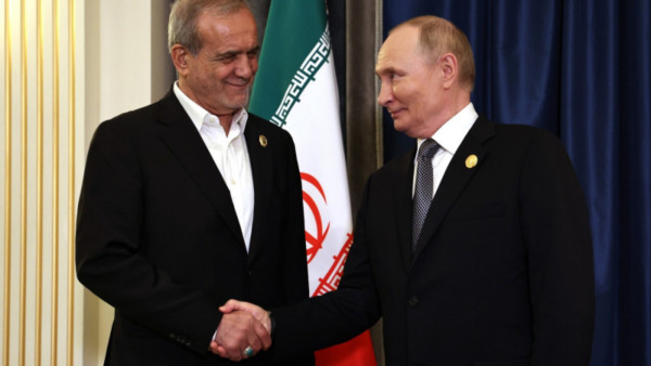 O presidente do Irão, Masoud Pezeshkian, e o presidente da Rússia, Vladimir Putin, na cimeira da Organização de Cooperação de Xangai de 2025.
