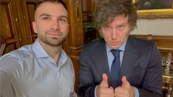 Mauricio Novelli e Javier Milei, numa selfie que o empresário enviou à sua equipa por mensagem em setembro de 2024