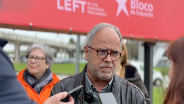 José Manuel Pureza junto ao novo cartaz do Bloco.