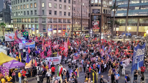 Manifestantes ocupam o centro de Porto Alegre durante marcha que abriu a Conferência Internacional Antifascista 