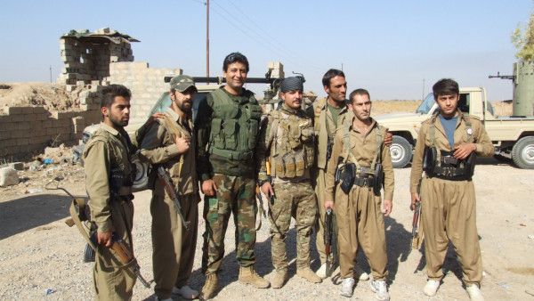 Combatentes curdos iranianos, campo Yarmook (Curdistão iraquiano) durante a guerra contra a organização Estado Islâmico, Novembro de 2016