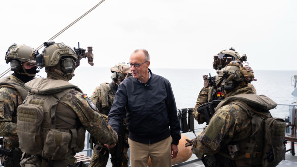 Friedrich Merz visita os soldados na fragata Baviera