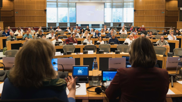 Maria a Paz Campos Lima e Catarina Martins na sessão em Bruxelas com ativistas sindicais e de CT