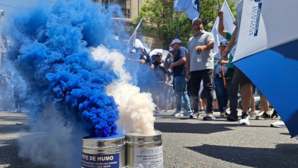 Potes de fumo na manifestação contra a reforma laboral em Buenos Aires
