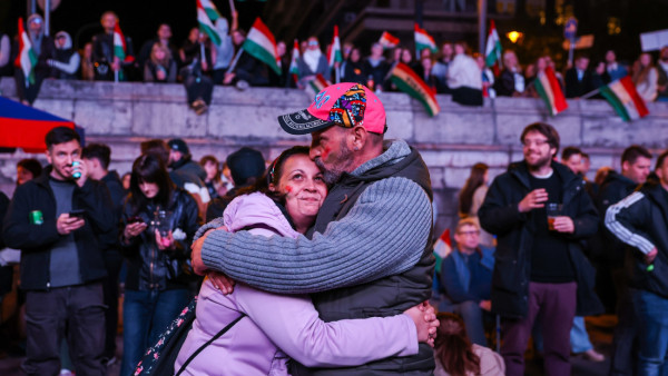 Apoiantes de Magyar festejam na noite eeitoral em Budapeste.