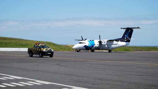 Avião na pista do Aeroporto da Horta, Faial